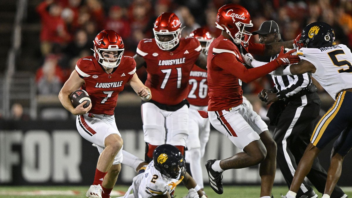Louisville Cardinals quarterback Miller Moss (7) runs the ball agains the California Golden Bears during the first half at L&N Federal Credit Union Stadium.
