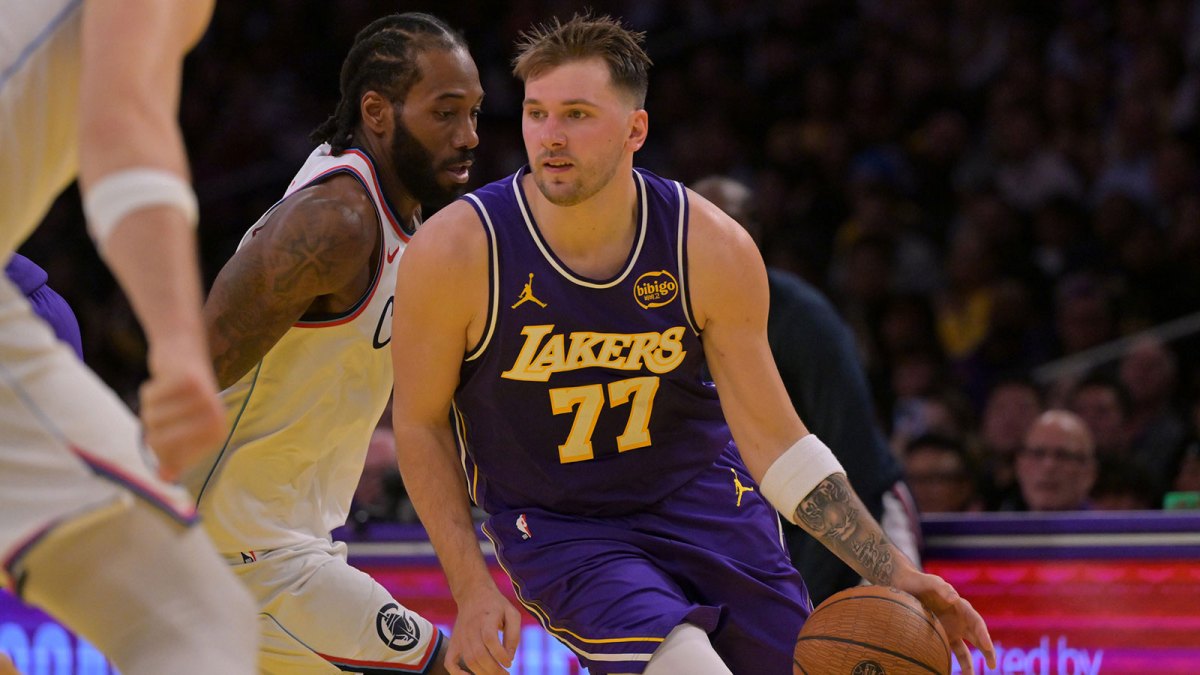 Los Angeles Lakers guard Luka Doncic (77) drives past Los Angeles Clippers forward Kawhi Leonard (2) during the first half at Crypto.com Arena.