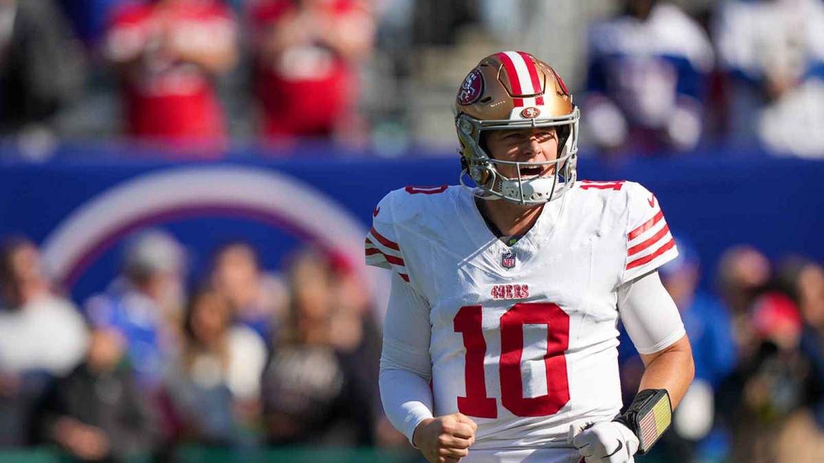 San Francisco 49ers quarterback Mac Jones (10) warms up prior to a game against the New York Giants at MetLife Stadium.