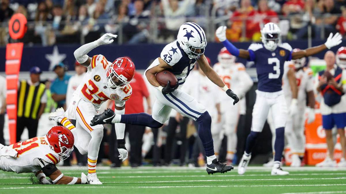 Dallas Cowboys running back Malik Davis (43) runs past Kansas City Chiefs safety Chamarri Conner (27) for a touchdown during the second quarter at AT&T Stadium. Mandatory Credit: Kevin Jairaj-Imagn Images
