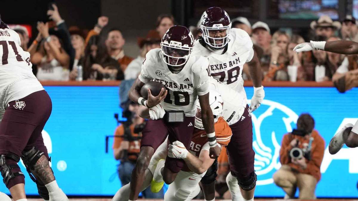 Texas A&M Aggies quarterback Marcel Reed (10) keeps the ball for yards during the first half against the Texas Longhorns at Darrell K Royal-Texas Memorial Stadium.