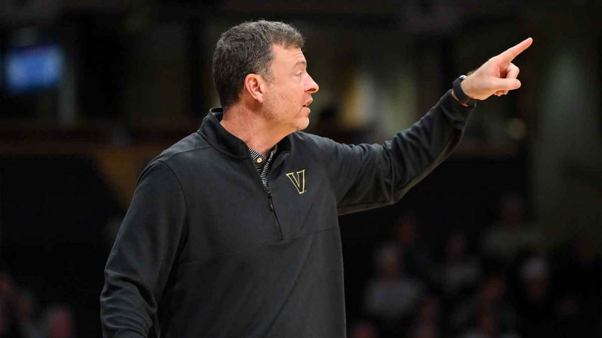 Vanderbilt Commodores head coach Mark Byington yells to his team against the Eastern Kentucky Colonels during the second half at Memorial Gymnasium.