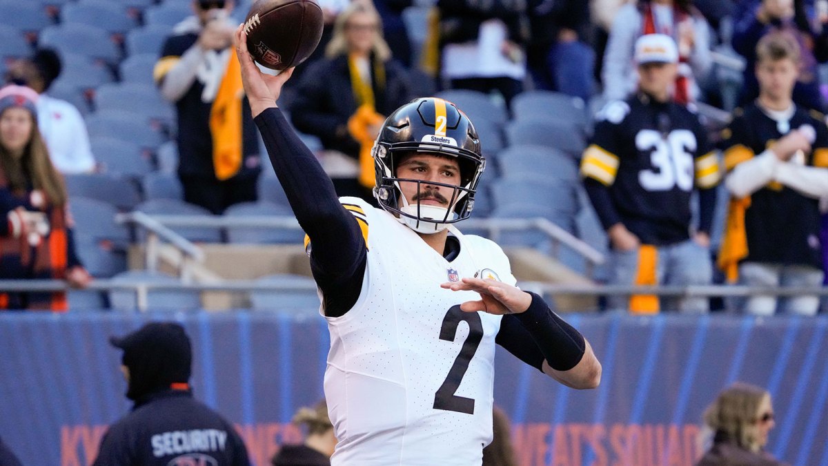 Pittsburgh Steelers quarterback Mason Rudolph (2) warms up prior to a game against the Chicago Bears at Soldier Field.