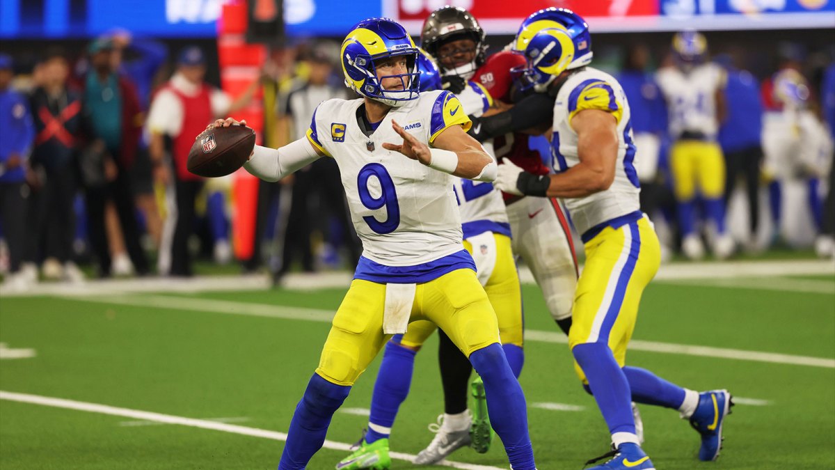 Los Angeles Rams quarterback Matthew Stafford (9) throws a pass against the Tampa Bay Buccaneers during the fourth quarter at SoFi Stadium.