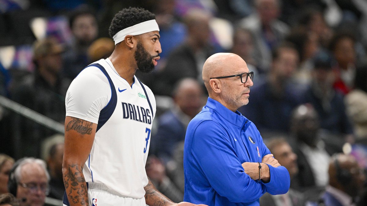Mavericks forward Anthony Davis (3) exchanges words with Dallas Mavericks head coach Jason Kidd as Davis walks off the court during the first quarter at the American Airlines Center with the Wizards logo in the background