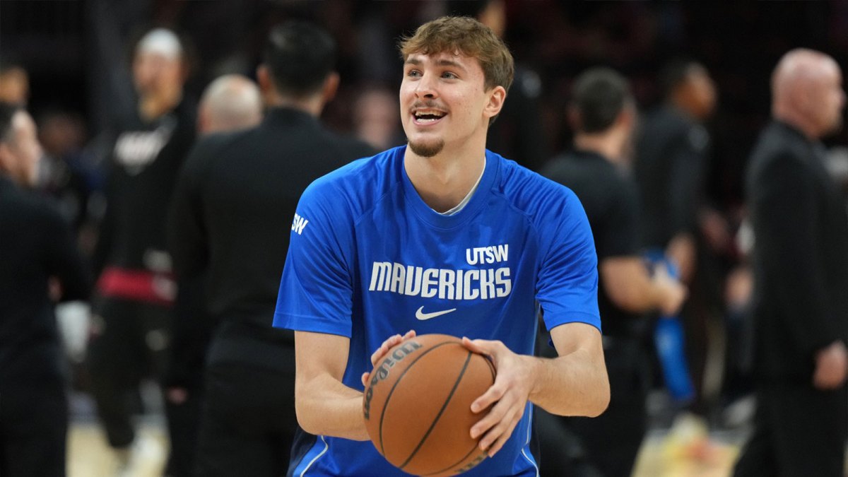 Mavericks forward Cooper Flagg (32) warms-up before the game against the Miami Heat at Kaseya Center
