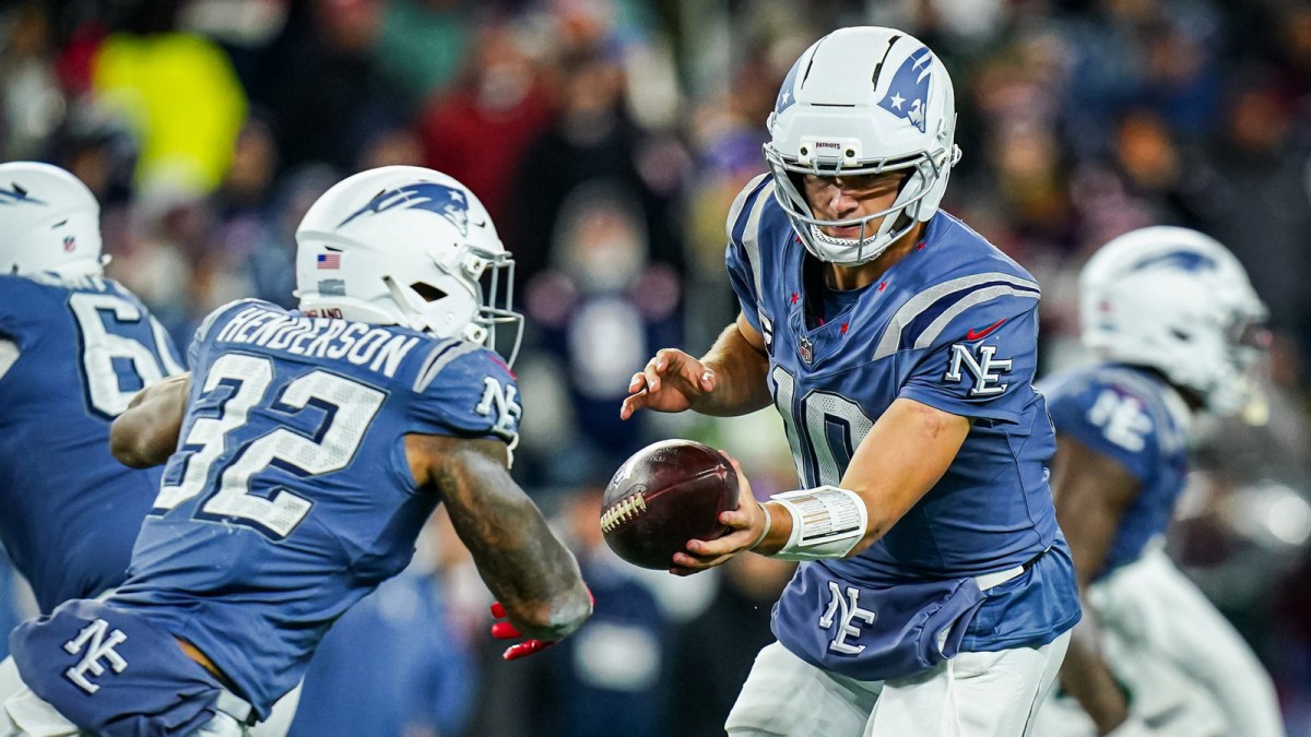 New England Patriots quarterback Drake Maye (10) hands off the ball to running back Treveyon Henderson (32) against the New York Jets in the third quarter at Gillette Stadium