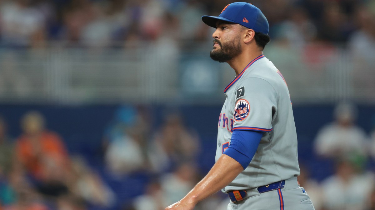 New York Mets starting pitcher Sean Manaea (59) looks on against the Miami Marlins after the first inning at loanDepot Park.