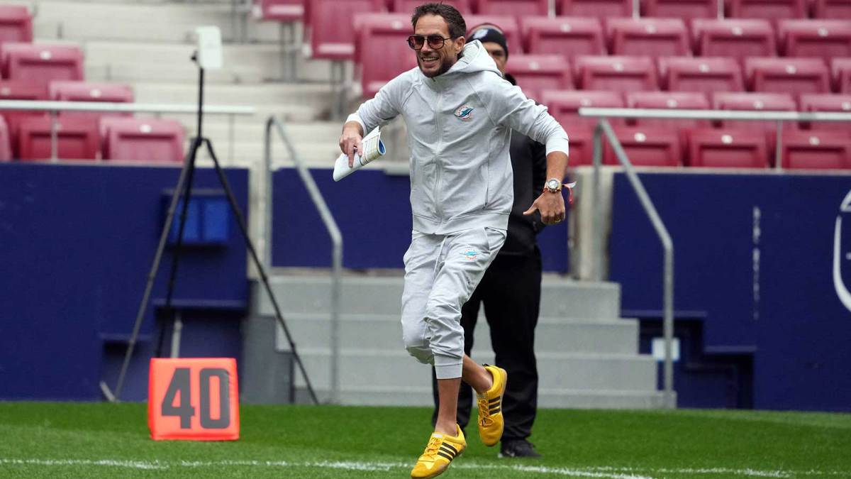 Miami Dolphins head coach Mike McDaniel watches during practice at Estadio Riyadh Air Metropolitano.