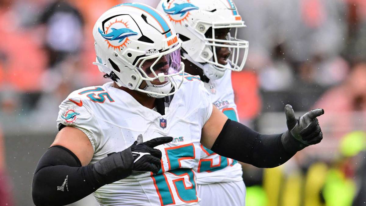 Miami Dolphins linebacker Jaelan Phillips (15) celebrates after a tackle during the first half against the Cleveland Browns at Huntington Bank Field.