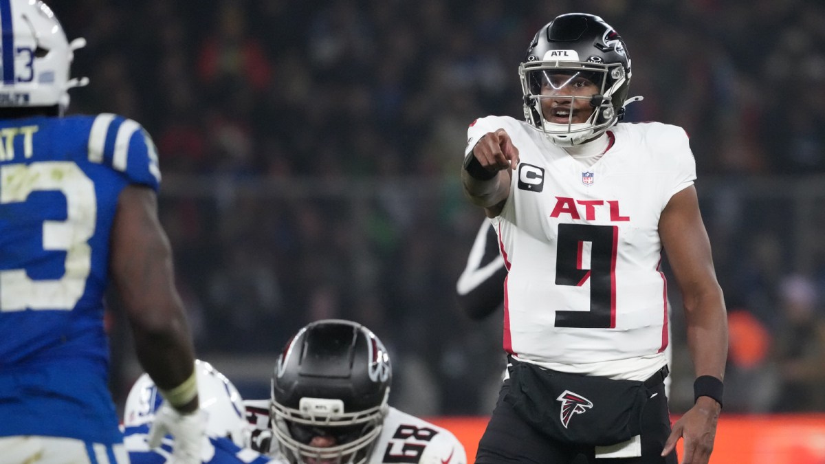 Atlanta Falcons quarterback Michael Penix Jr. (9) gestures before the snap against the Indianapolis Colts during the NFL Berlin Game at Olympic Stadium.