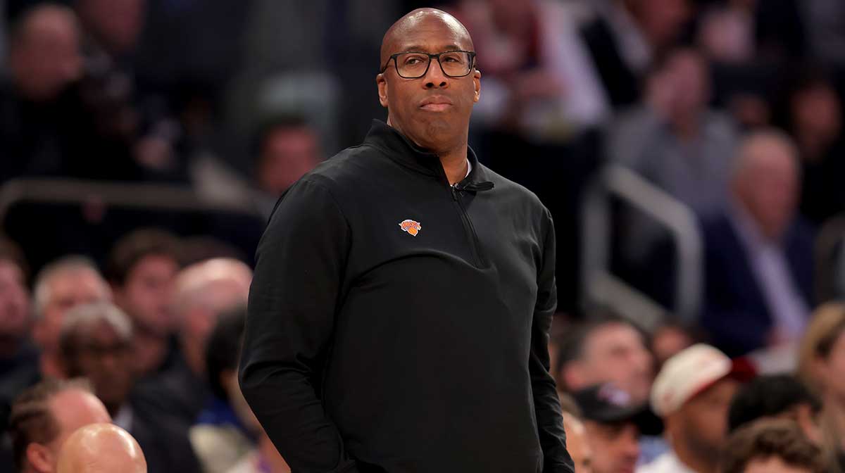 New York Knicks head coach Mike Brown coaches against the Cleveland Cavaliers during the first quarter at Madison Square Garden.