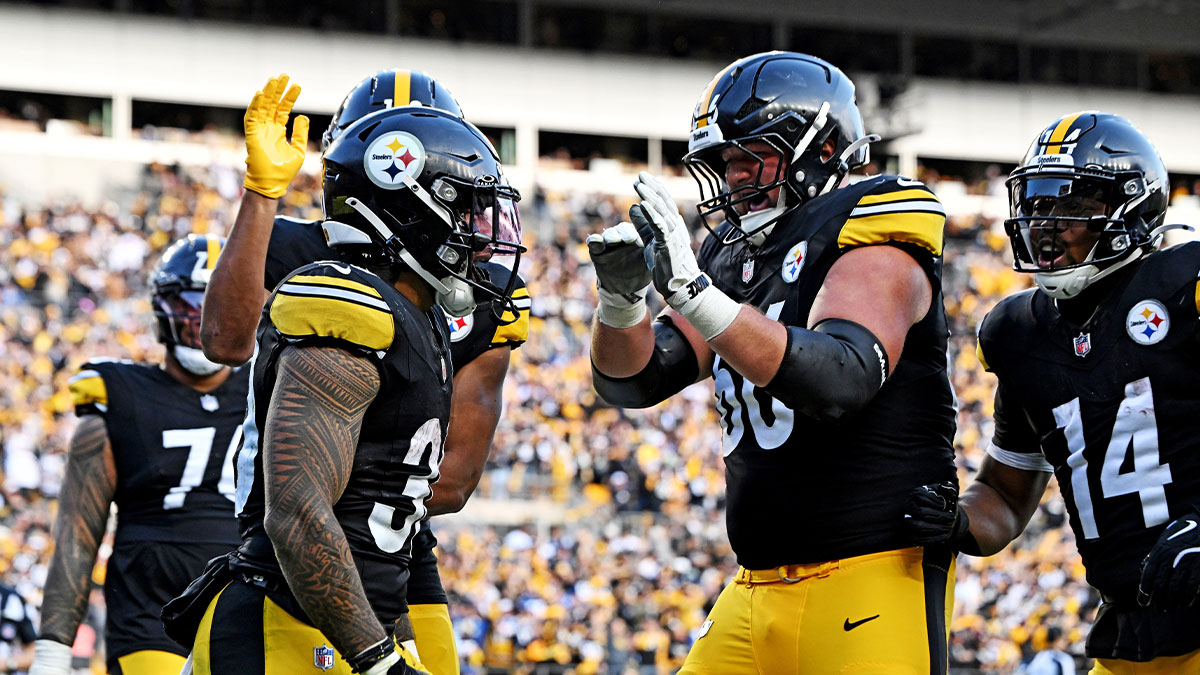 Pittsburgh Steelers running back Jaylen Warren (30) scroes a touchdown during the second half against the Indianapolis Colts at Acrisure Stadium.
