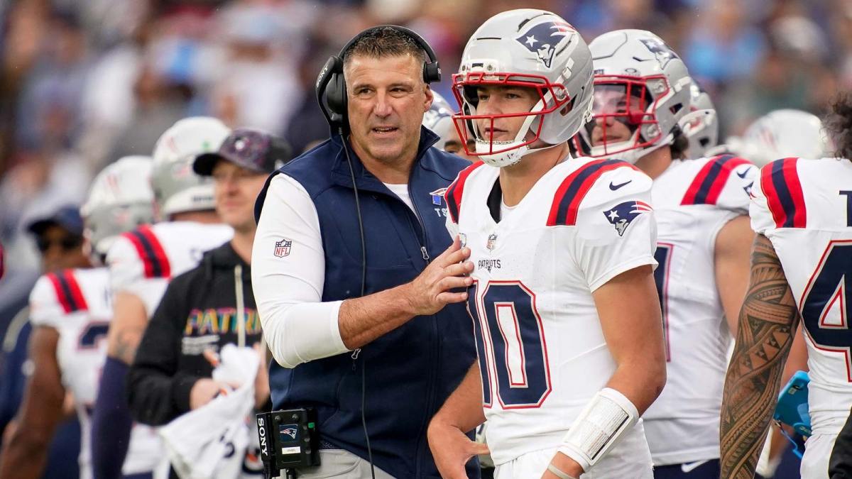 New England Patriots coach Mike Vrabel talks to quarterback Drake Maye (10) during the second quarter at Nissan Stadium in Nashville, Tenn., Sunday, Oct. 19, 2025.