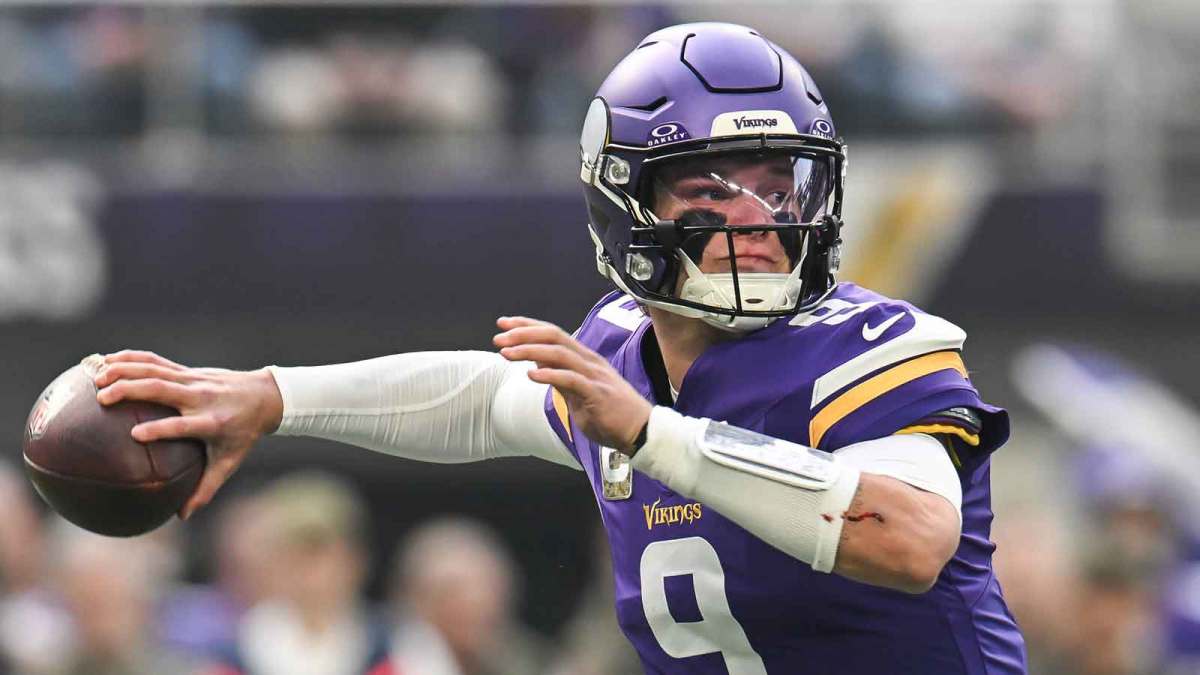 Minnesota Vikings quarterback J.J. McCarthy (9) throws a pass against the Baltimore Ravens during the first quarter at U.S. Bank Stadium.