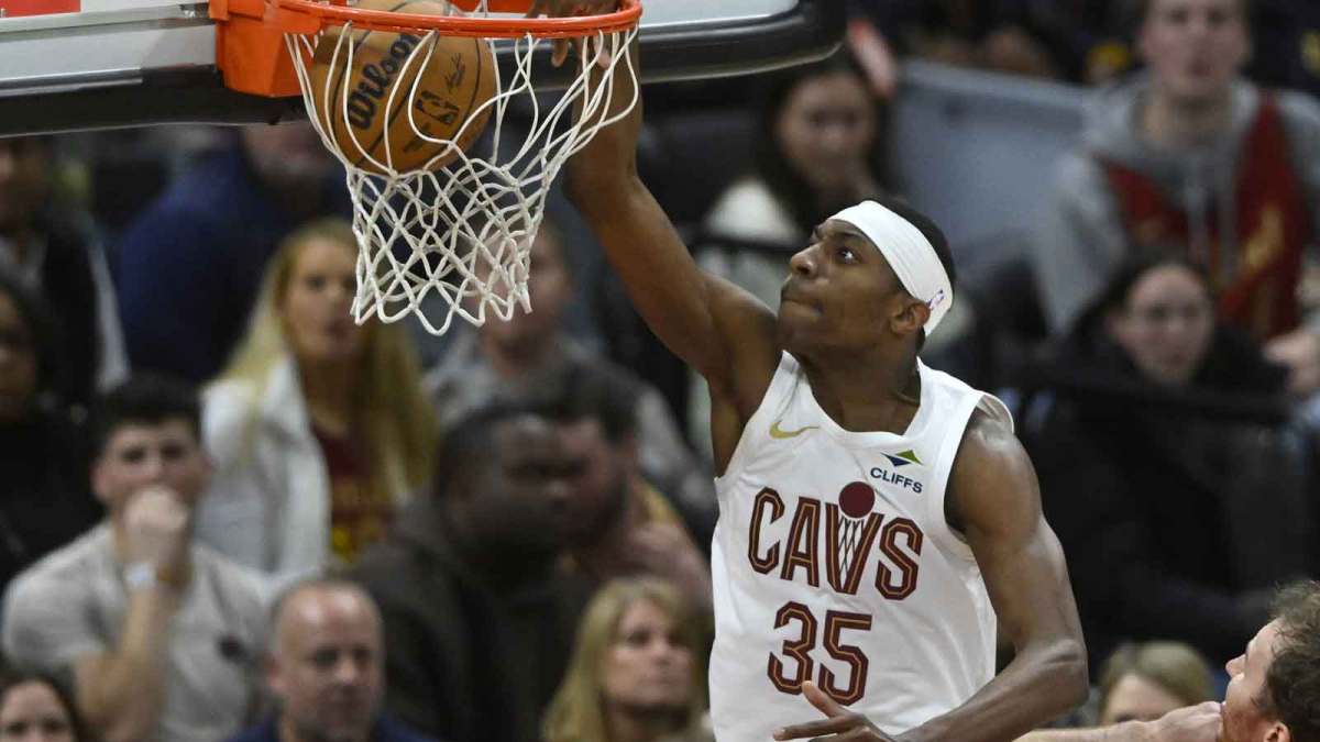 Cleveland Cavaliers forward Nae'Qwan Tomlin (35) dunks in the fourth quarter against the Toronto Raptors at Rocket Arena.