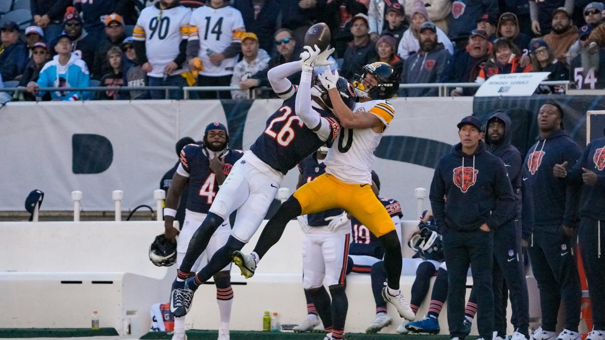 Chicago Bears cornerback Nahshon Wright (26) breaks up a pass to Pittsburgh Steelers wide receiver Roman Wilson (10) during the second half at Soldier Field.