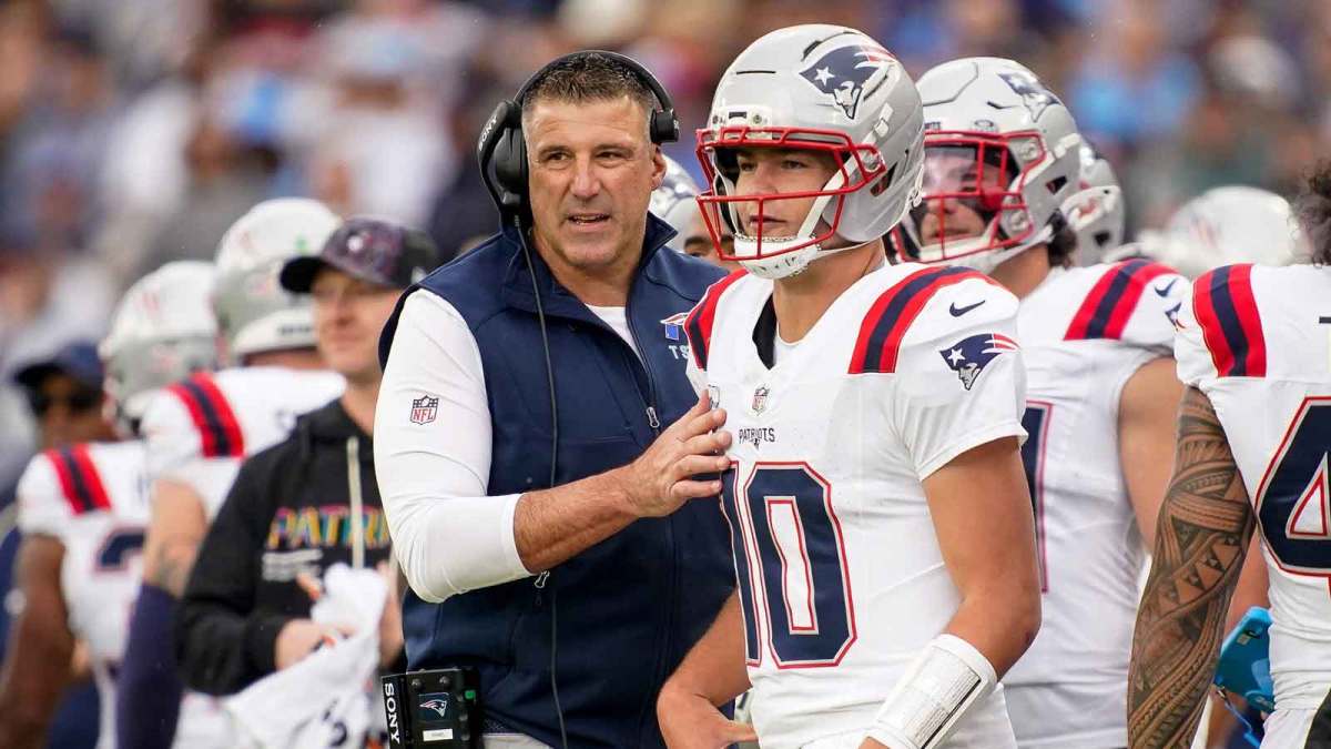 New England Patriots coach Mike Vrabel talks to quarterback Drake Maye (10) during the second quarter at Nissan Stadium in Nashville, Tenn., Sunday, Oct. 19, 2025.