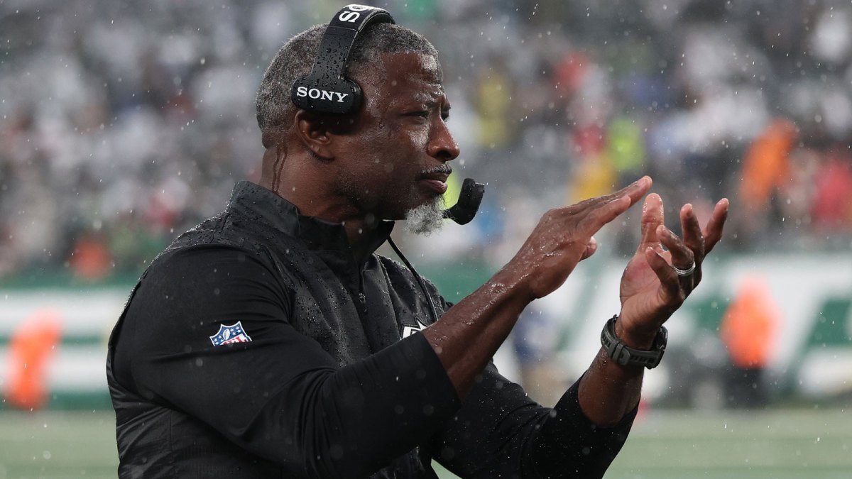 New York Jets head coach Aaron Glenn reacts after a Jets touchdown during the second half against the Cleveland Browns at MetLife Stadium.