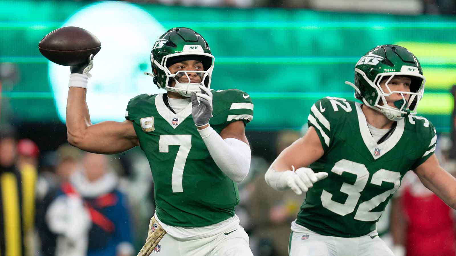 New York Jets quarterback Justin Fields (7) looks to pass the ball during NFL Week 10