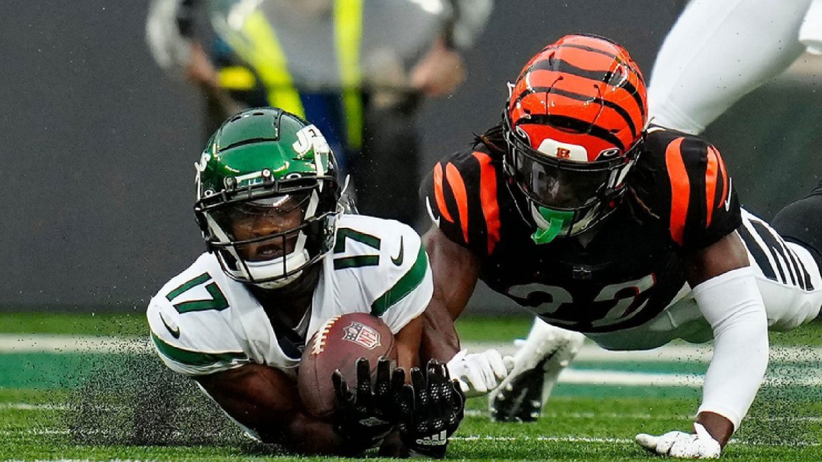 New York Jets wide receiver Garrett Wilson (17) dives under the ball for a catch in the fourth quarter of the NFL Week 3 game between the New York Jets and the Cincinnati Bengals at MetLife Stadium in East Rutherford, N.J., on Sunday, Sept. 25, 2022. The Bengals improved to 1-2 on the season with a 27-12 win over the Jets. Cincinnati Bengals At New York Jets Week 3