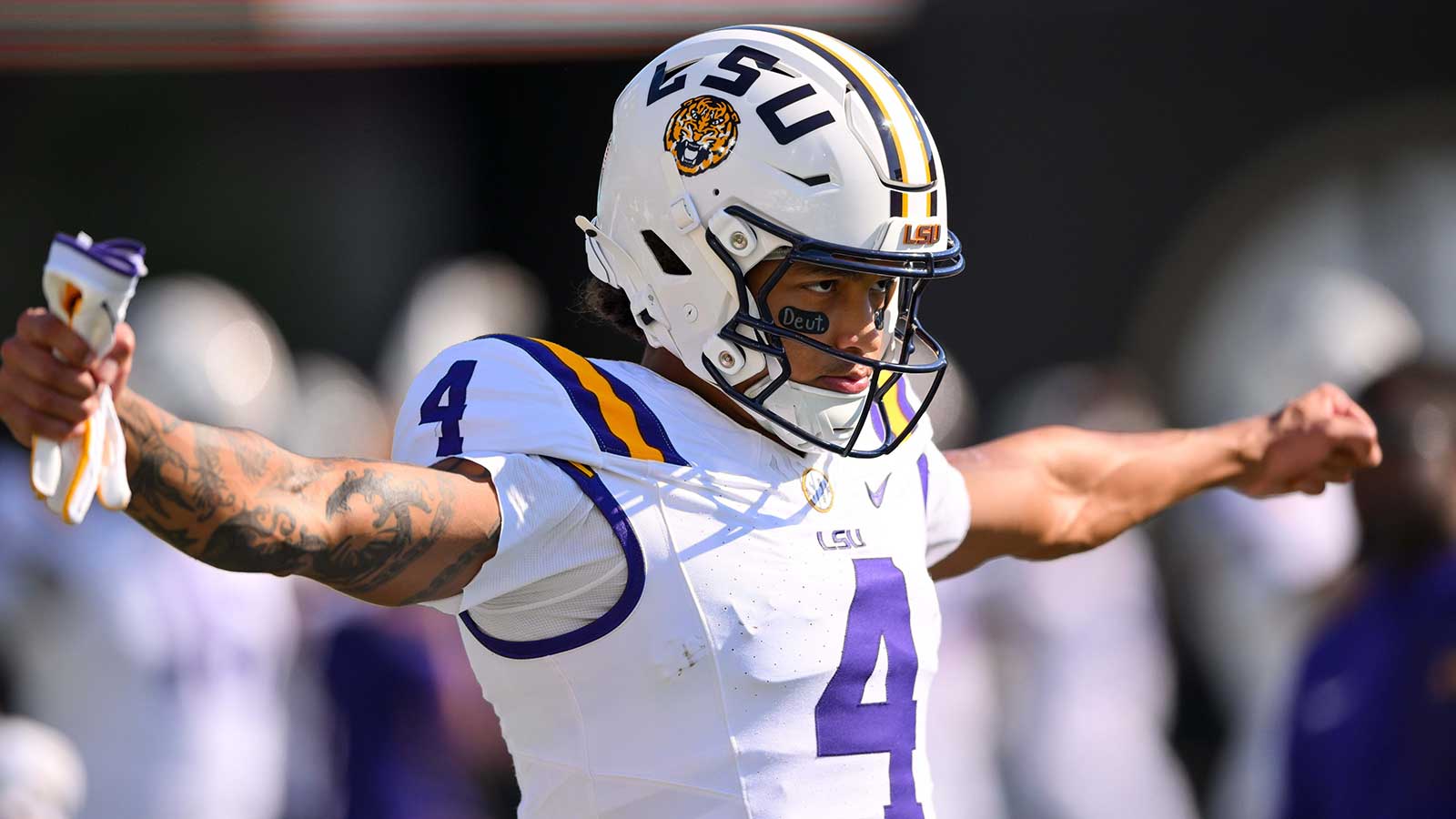 LSU WR Nic Anderson carted off field vs. Alabama with apparent knee injury