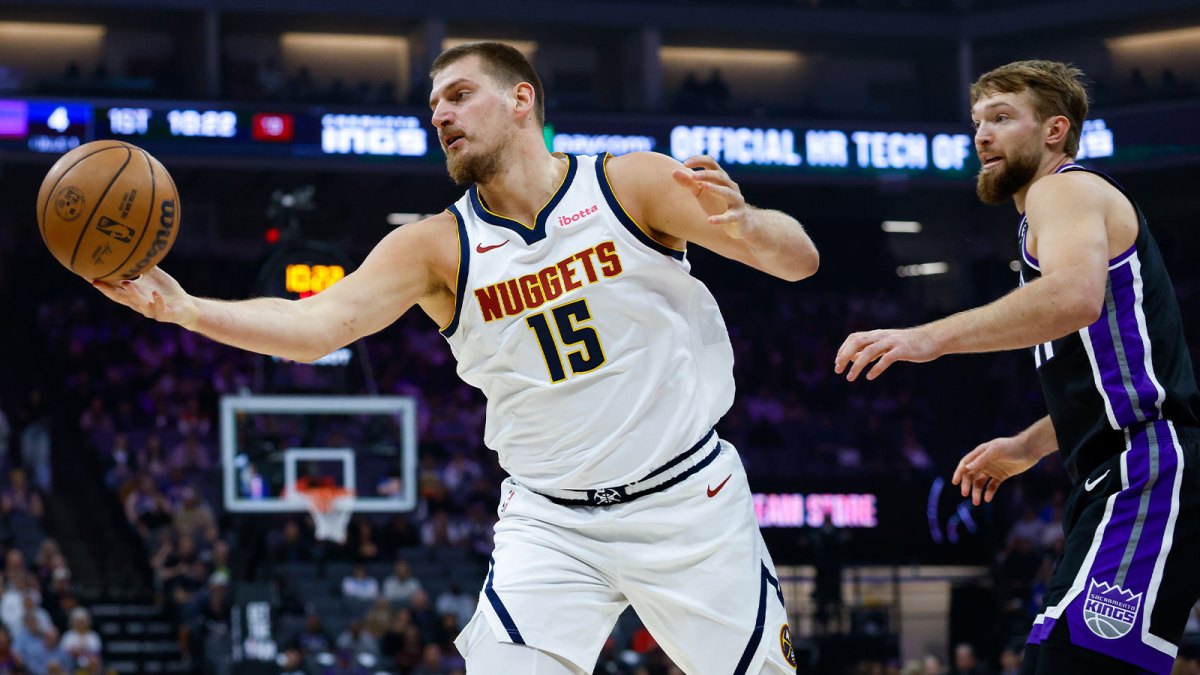 Nuggets center Nikola Jokic (15) reaches for the ball