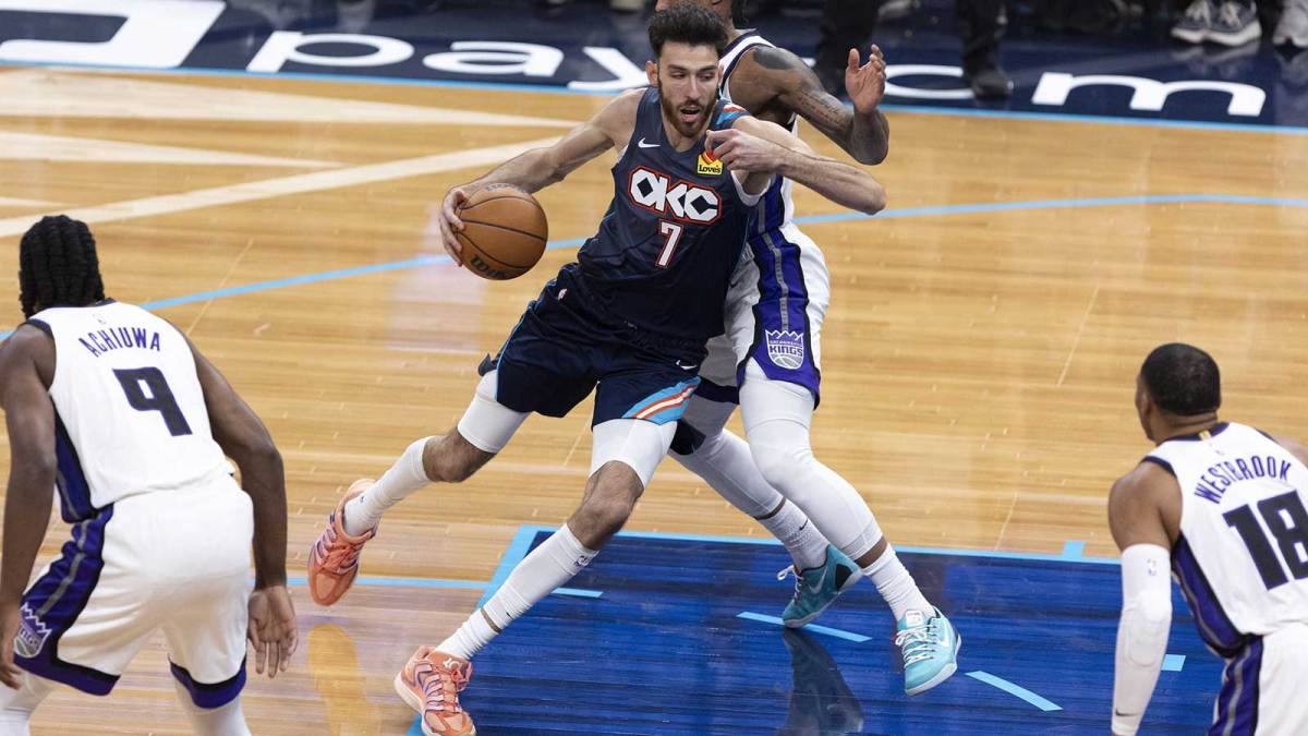 Oklahoma City Thunder center Chet Holmgren (7) drives to the basket against the Sacramento Kings during the first quarter at Paycom Center.