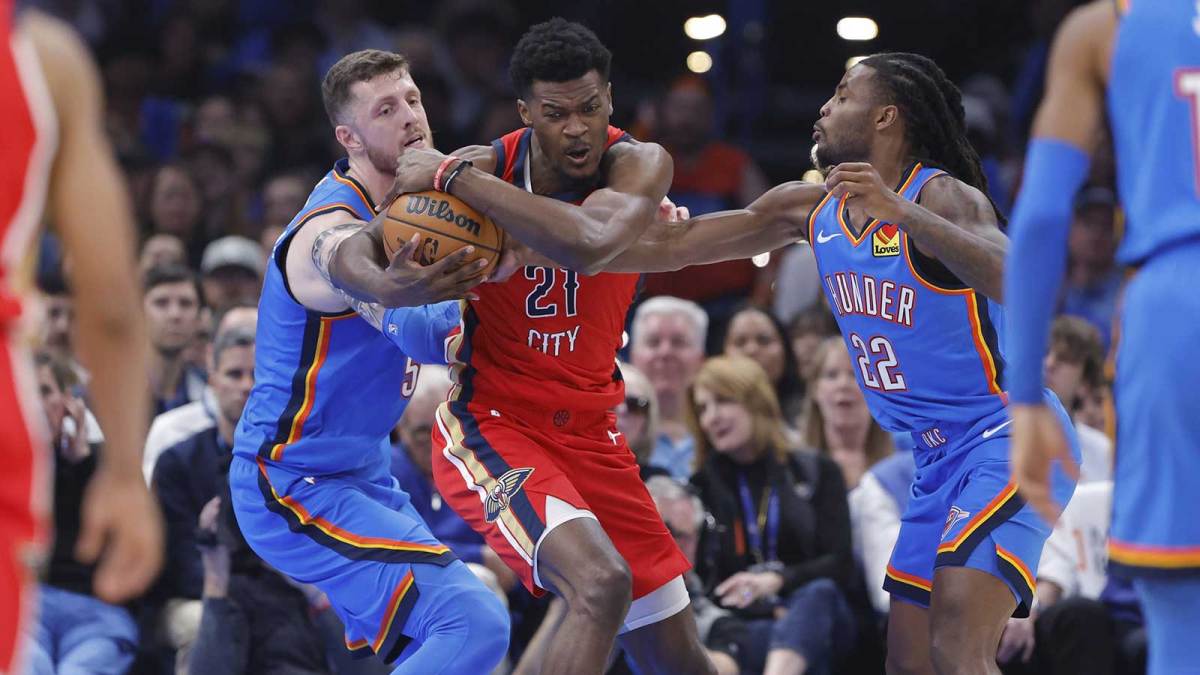 Oklahoma City Thunder center Isaiah Hartenstein (55), guard Cason Wallace (22), and New Orleans Pelicans center Yves Missi (21) fight for control of the ball during the second quarter at Paycom Center.
