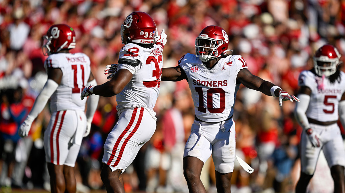 Oklahoma Sooners defensive lineman R Mason Thomas (32) and linebacker Kip Lewis (10) celebrate during the game between the Texas Longhorns and the Oklahoma Sooners at the Cotton Bowl. 