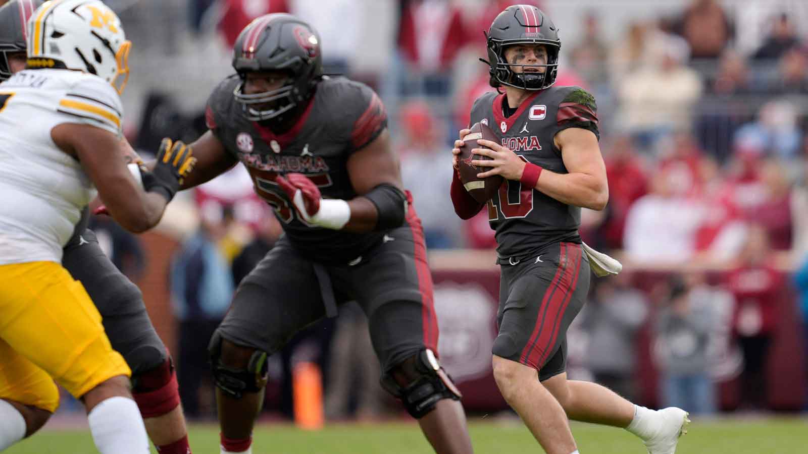 Oklahoma Sooners quarterback John Mateer (10) drops back to pass during a college football game between the University of Oklahoma Sooners (OU) and the Missouri Tigers at Gaylord Family Ð Oklahoma Memorial Stadium in Norman, Okla., on Saturday, Nov. 22, 2025. Oklahoma won 17-6.