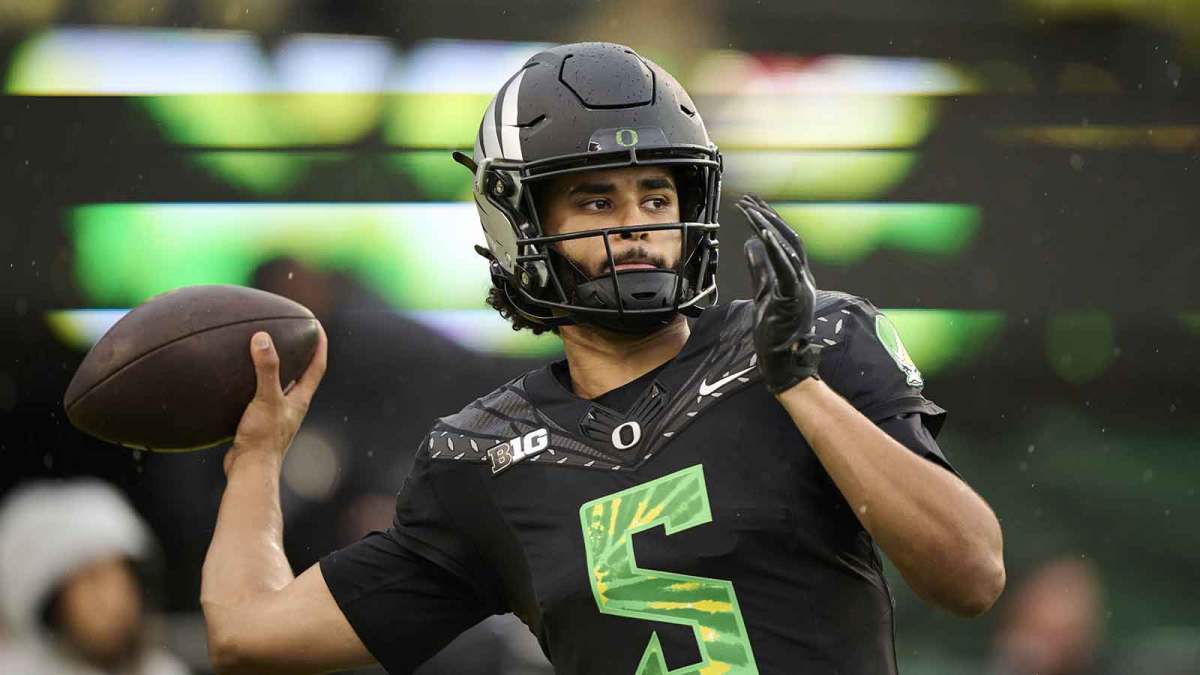 Oregon Ducks quarterback Dante Moore (5) warms up before a game against the Wisconsin Badgers at Autzen Stadium.