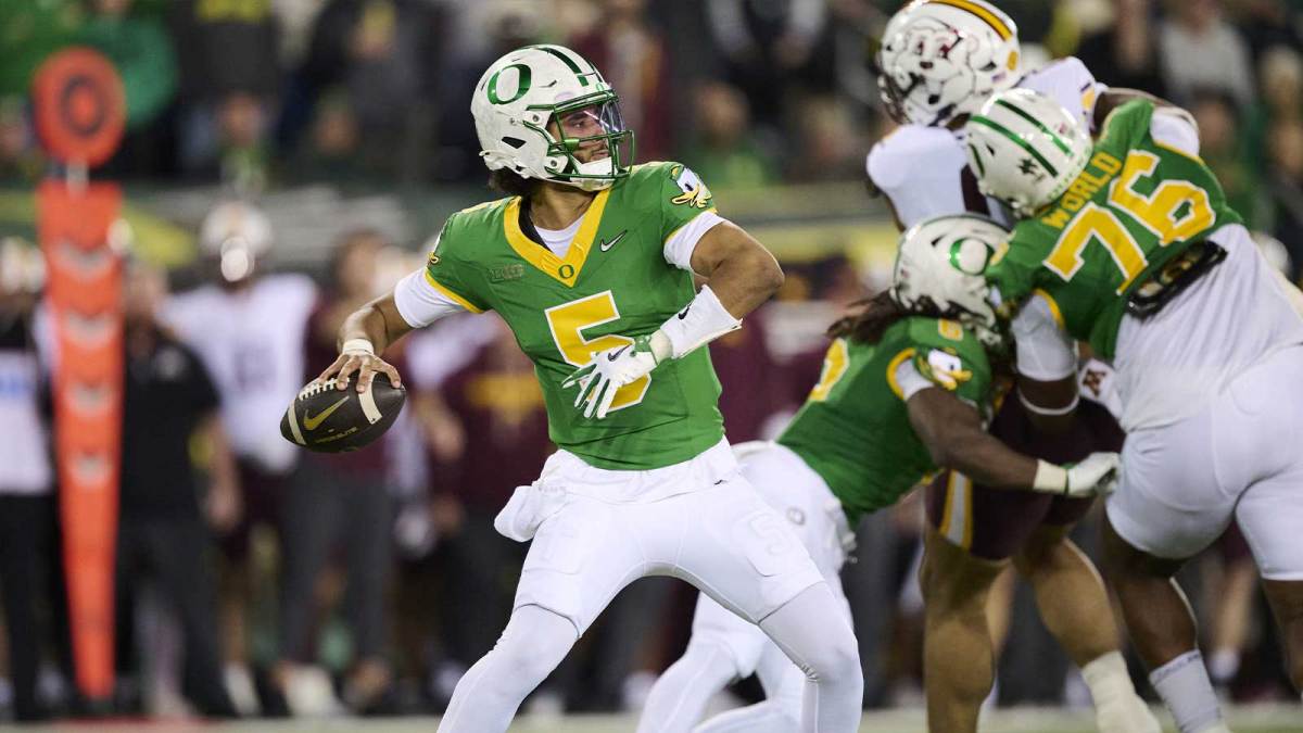 Oregon Ducks quarterback Dante Moore (5) throws a pass for a first down during the first half against the Minnesota Golden Gophers at Autzen Stadium.