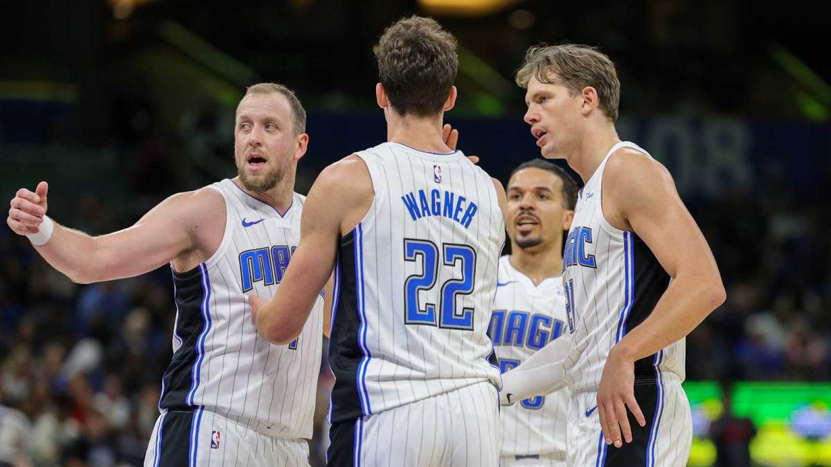 Orlando Magic guard Joe Ingles (7) leads a team huddle against the Charlotte Hornets in the second quarter at Amway Center.