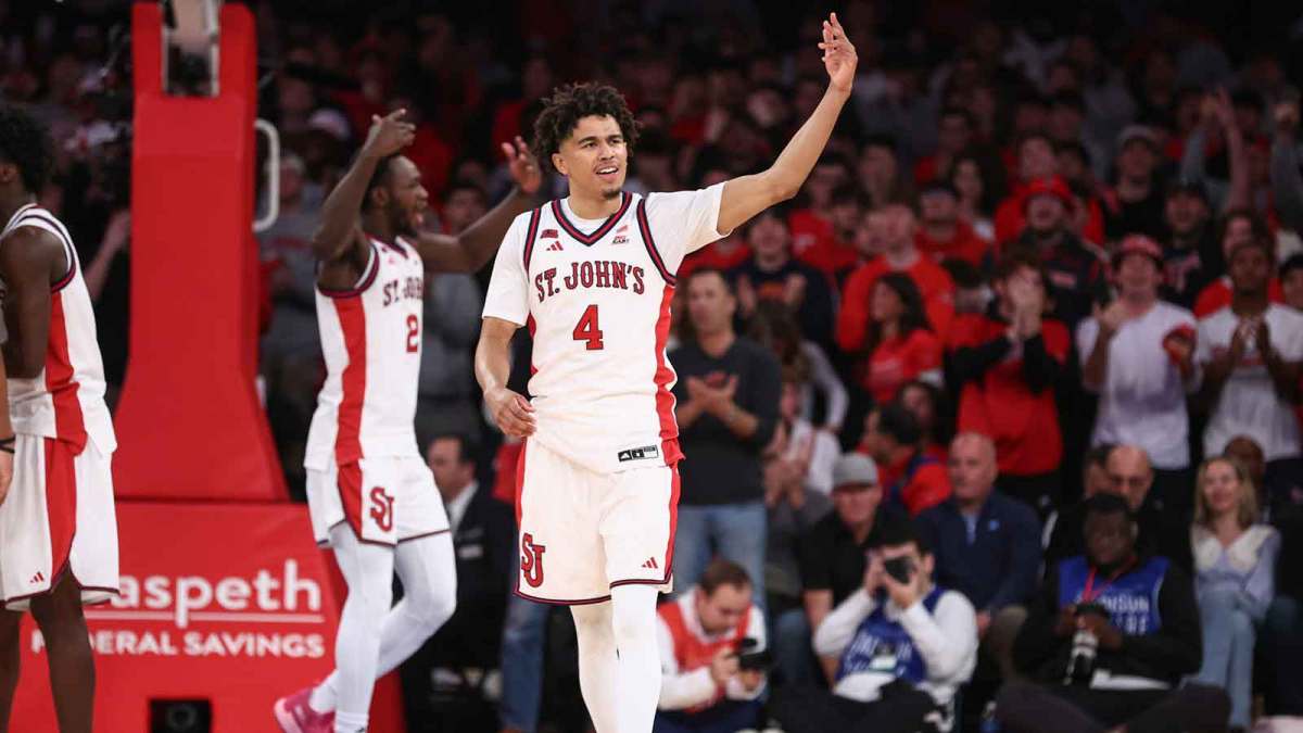 St. John's Red Storm guard Oziyah Sellers (4) gestures to the crowd in the first half against the Alabama Crimson Tide at Madison Square Garden.