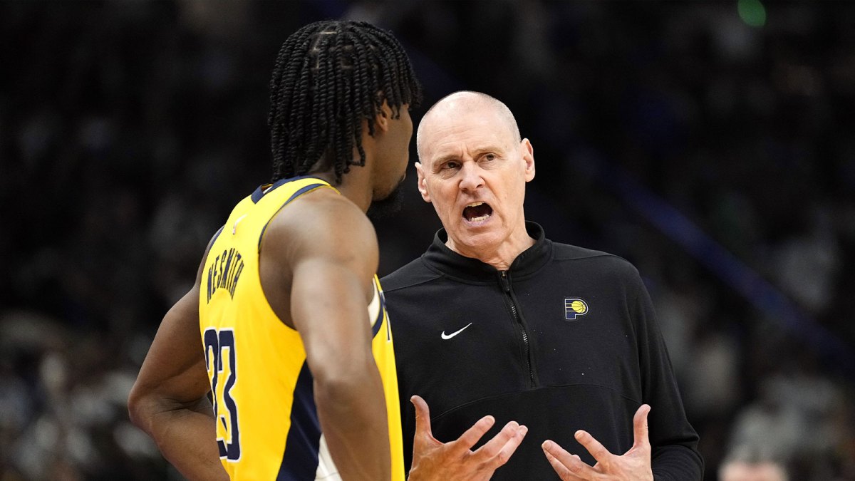 Pacers head coach Rick Carlisle talks with forward Aaron Nesmith