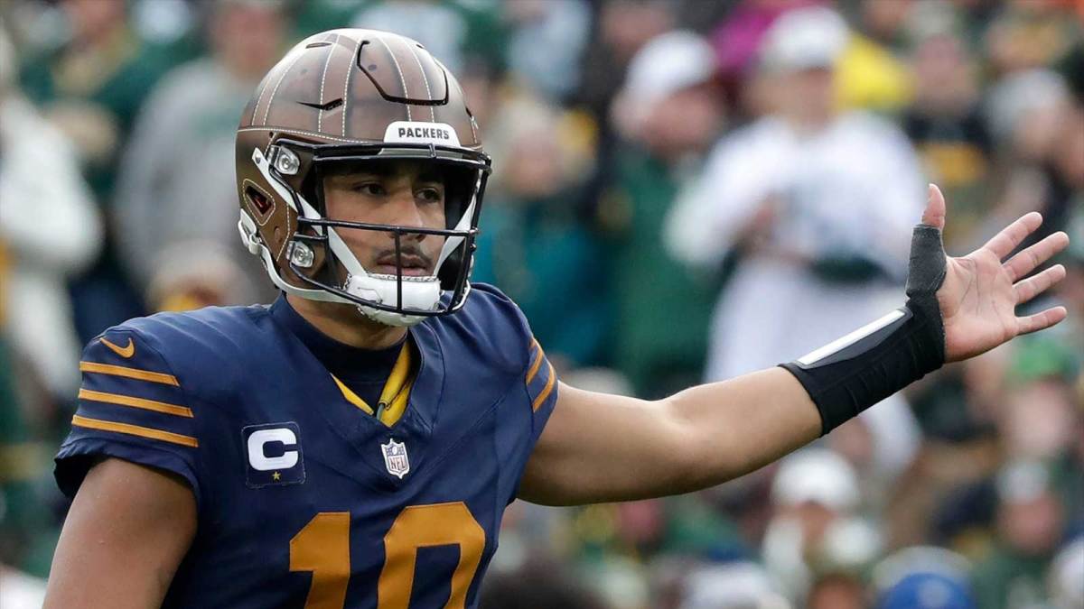 Green Bay Packers quarterback Jordan Love (10) against the Carolina Panthers on Sunday, November 2, 2025, at Lambeau Field in Green Bay, Wis. Carolina defeated Grewen Bay 16-13. Wm. Glasheen USA TODAY NETWORK-Wisconsin