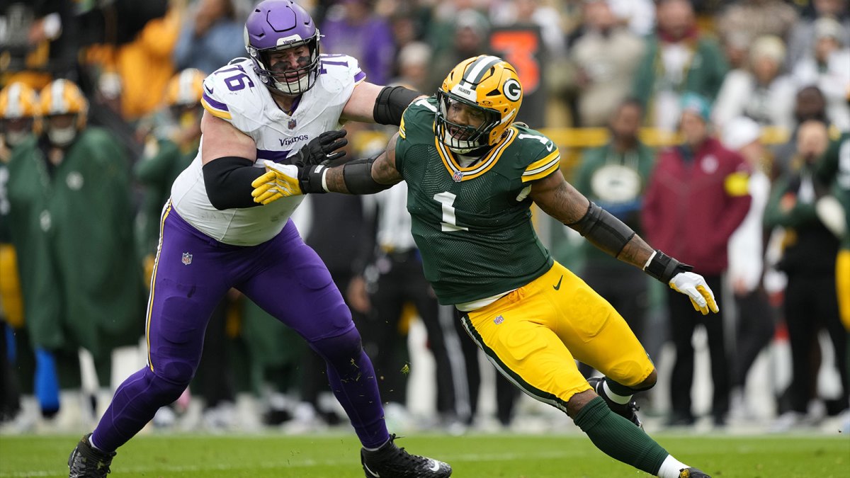Green Bay Packers defensive end Micah Parsons (1) gets by Minnesota Vikings guard Will Fries (76) during the first half at Lambeau Field.