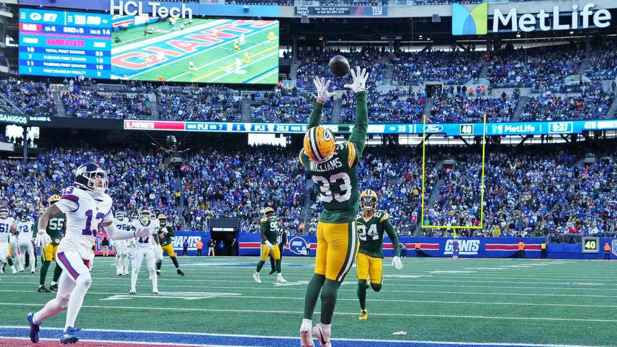 Green Bay Packers safety Evan Williams (33) makes interception during the fourth quarter against the New York Giants at MetLife Stadium.
