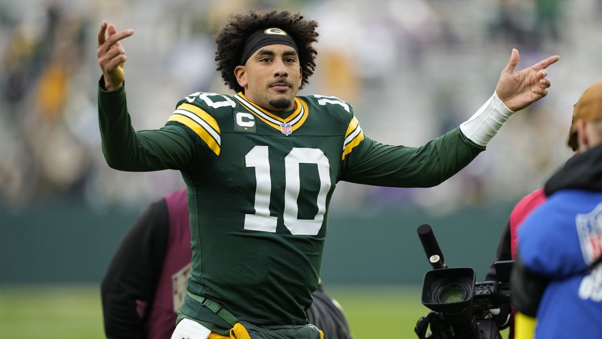 Green Bay Packers quarterback Jordan Love (10) celebrates the victory over the Minnesota Vikings at Lambeau Field.