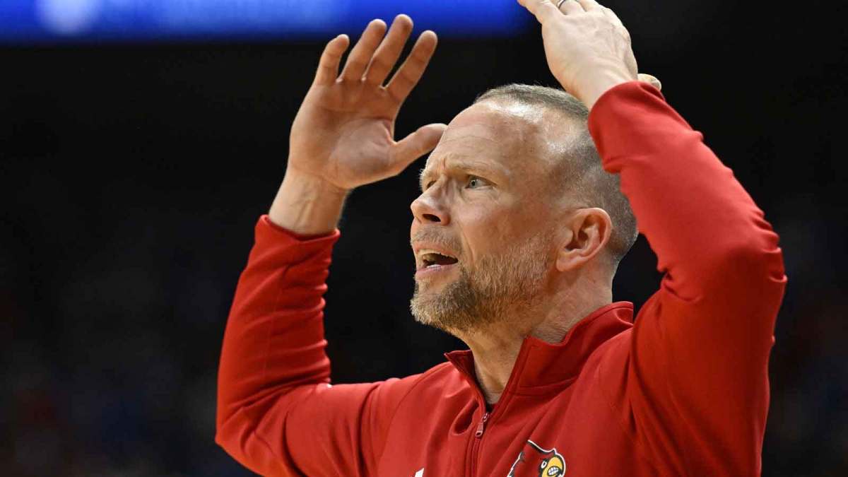Louisville Cardinals head coach Pat Kelsey reacts during the second half against the Kentucky Wildcats at KFC Yum! Center. Louisville defeated Kentucky 96-88.