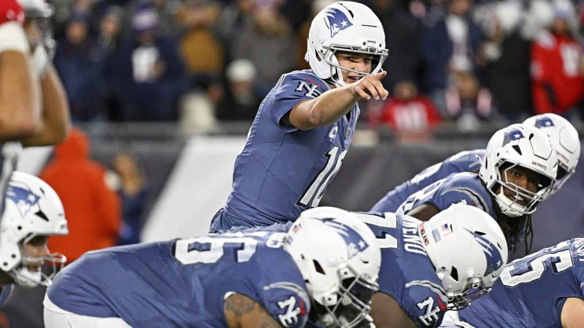 New England Patriots quarterback Drake Maye (10) makes a call during the first half against the New York Jets at Gillette Stadium.