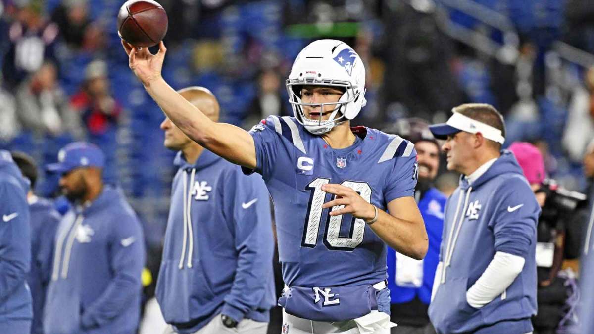 New England Patriots quarterback Drake Maye (10) warms up before the game against the New York Jets at Gillette Stadium.