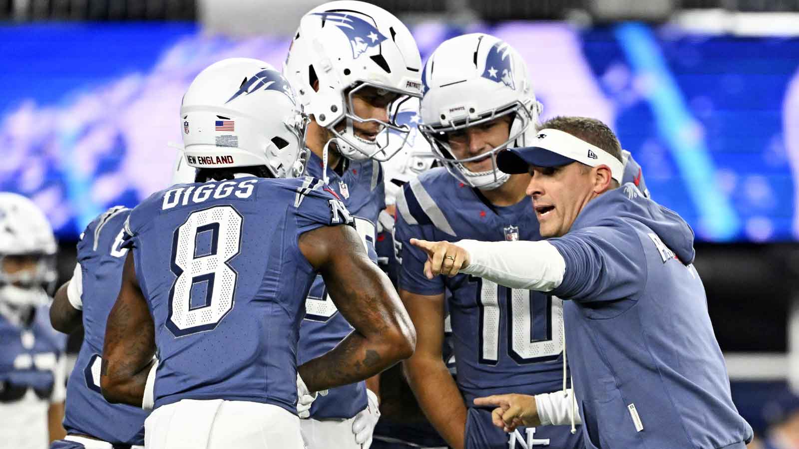 New England Patriots head coach Mike Vrabel huddles up before the game against the New York Jets at Gillette Stadium.