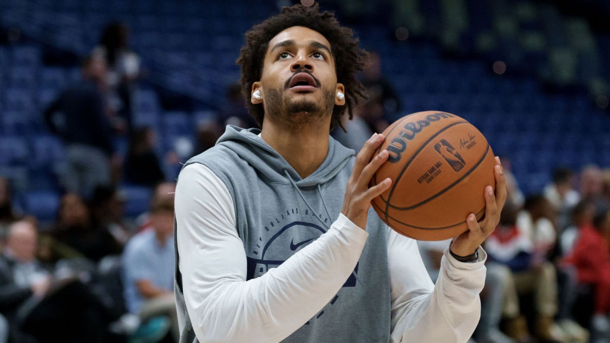 Pelicans guard Jordan Poole warms up before a game against the Charlotte Hornets at Smoothie King Center