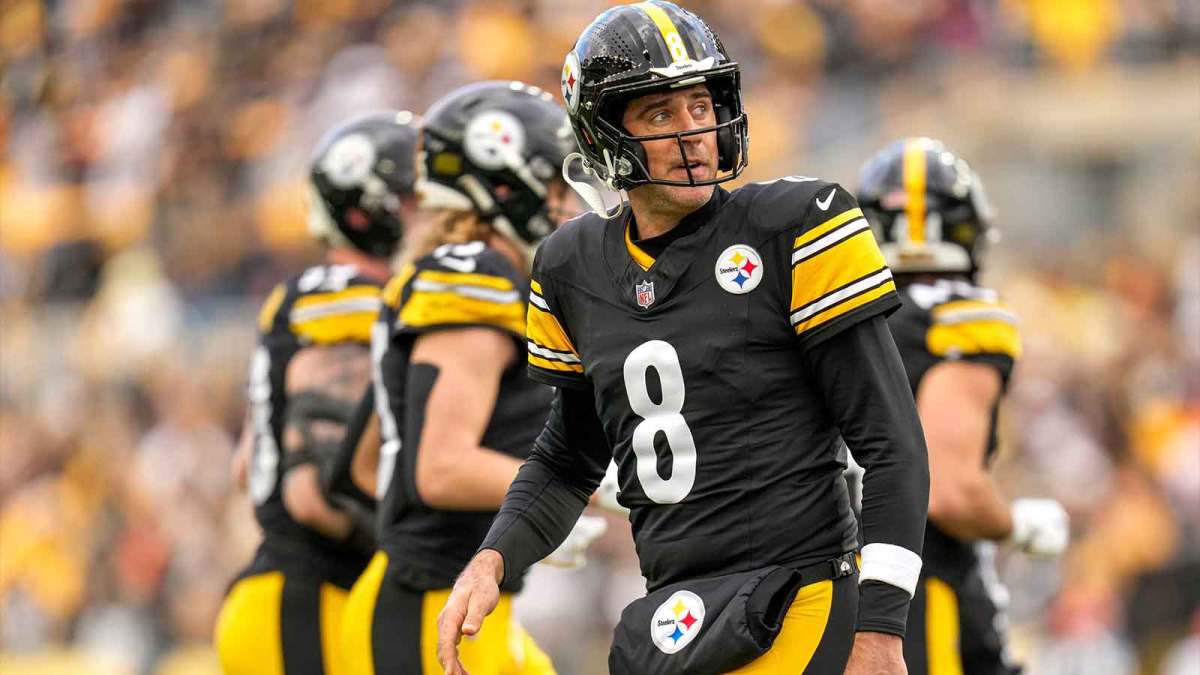 Pittsburgh Steelers quarterback Aaron Rodgers (8) comes off the field after failing to convert on third down in the second quarter of the NFL Week 11 game between the Pittsburgh Steelers and the Cincinnati Bengals at Acrisure Stadium in Pittsburgh on Sunday, Nov. 16, 2025. The Steelers led 10-6 at halftime.