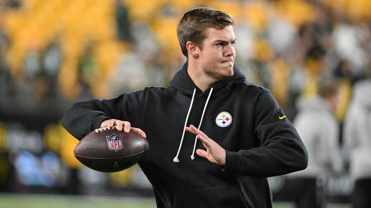 Pittsburgh Steelers quarterback Will Howard warms up for a game against the Green Bay Packers at Acrisure Stadium.