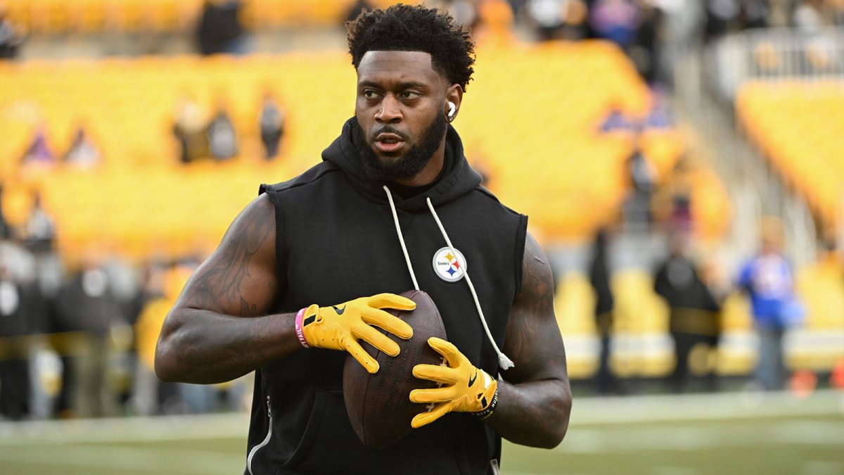 Pittsburgh Steelers linebacker Patrick Queen warms up for a game against the Buffalo Bills at Acrisure Stadium.