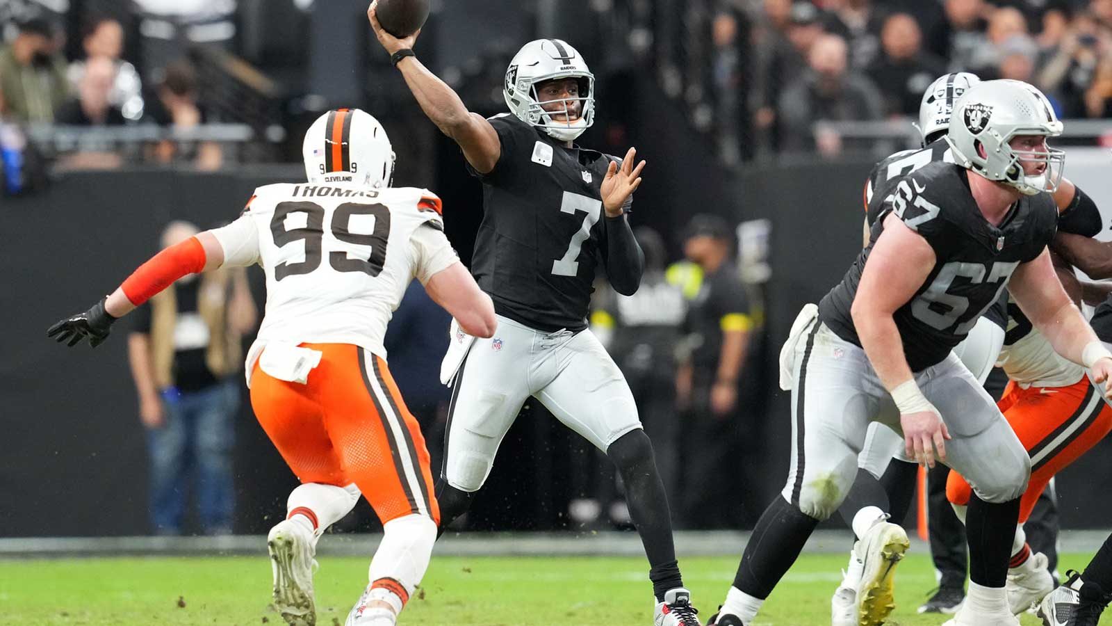 Las Vegas Raiders quarterback Geno Smith (7) passes against Cleveland Browns defensive end Cameron Thomas (99) in the first half at Allegiant Stadium.