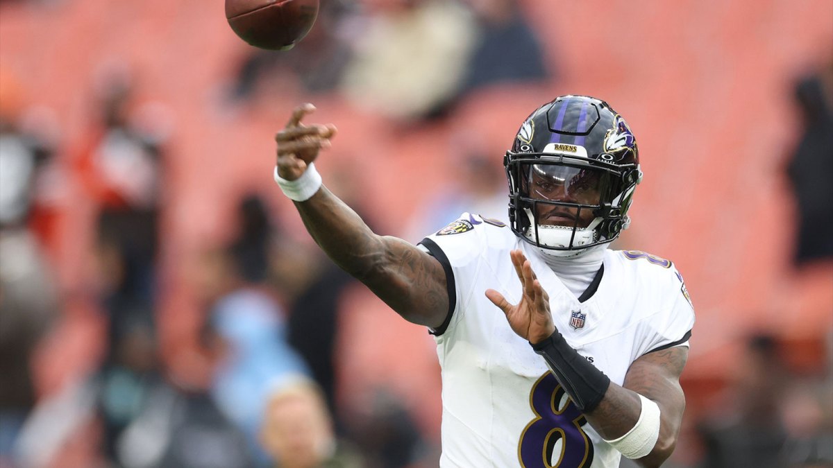 Baltimore Ravens quarterback Lamar Jackson (8) warms up before a game against the Cleveland Browns at Huntington Bank Field